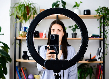 Презент на 8 марта “по профессии”: что подарить маркетологу, а что – врачу?