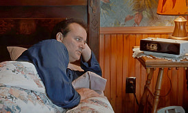 Фонарь под окном и часы с подсветкой – враги сна. Как они мешают выспаться и что с этим делать?