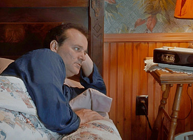 Фонарь под окном и часы с подсветкой – враги сна. Как они мешают выспаться и что с этим делать?