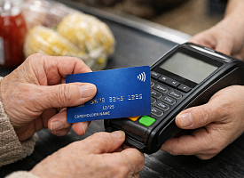 Пенсионерка в Минске оплачивала покупки картой – заработала “уголовку” и штраф 1350 рублей