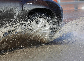 Облили из лужи? Адвокат объяснил, когда водителям грозит штраф до 1350 рублей