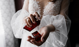 Сколько “пшиков” – норма, и почему духи на ладонях – дурной тон? Узнали у парфюмера 