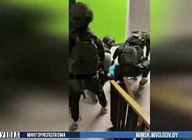 Бармен из Минска стал “менеджером по организации интимных услуг" – его задержал ОМОН