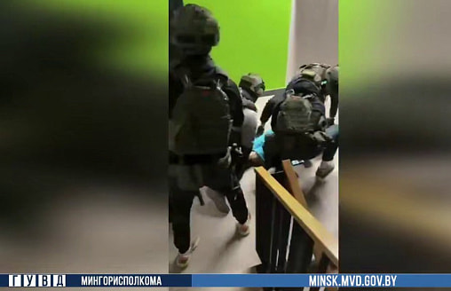 Бармен из Минска стал “менеджером по организации интимных услуг" – его задержал ОМОН