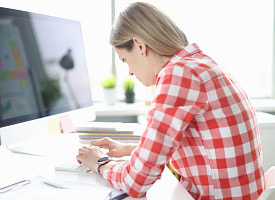 “Вдовий горб” – больше не удел пожилых. Врач-ортопед рассказывает, кто в группе риска