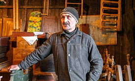 “Посцілку і за 100 даляраў не аддам, бо гэта памяць”. Мужчина ищет по деревням старые вещи и реставрирует их