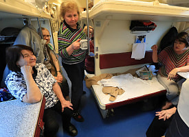 Могут ли пассажиры верхних полок в поезде сидеть на нижних? Адвокат объяснил