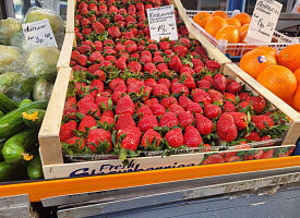 В 3 раза дешевле. На Комаровке рухнули цены на клубнику