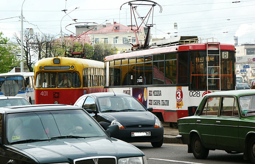 Общественный транспорт в Минске опаздывает почти на полчаса. Где возникли задержки