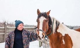 “Уезжала, чтобы спасти свое здоровье”. Минчанка поселилась в лесной глуши, купила коня и неожиданно для себя вышла замуж