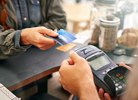 Белорус оплачивал покупки картой и заработал уголовное дело. За что?