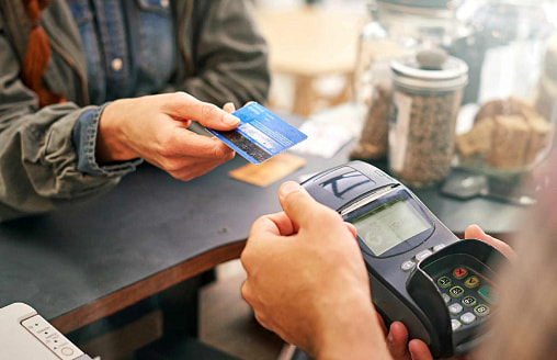 Белорус оплачивал покупки картой и заработал уголовное дело. За что?