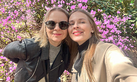 “Как-то мама потеряла брата, пока везла нас в санках”. Известные белорусы вспоминают трогательные истории из детства про своих мам