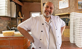 “Никто не верил в нашу затею”. Итальянец переехал в белорусскую деревню и печет пиццу на дровах