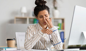 К вечеру жжет в глазах и всё “расплывается”? Виноват синдром сухого глаза – рассказываем, что за он