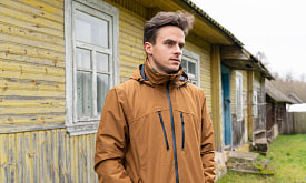 “Здесь можно просто быть собой”. Парень работал шеф-поваром в Индонезии, а сейчас выращивает цветы и овощи в деревне