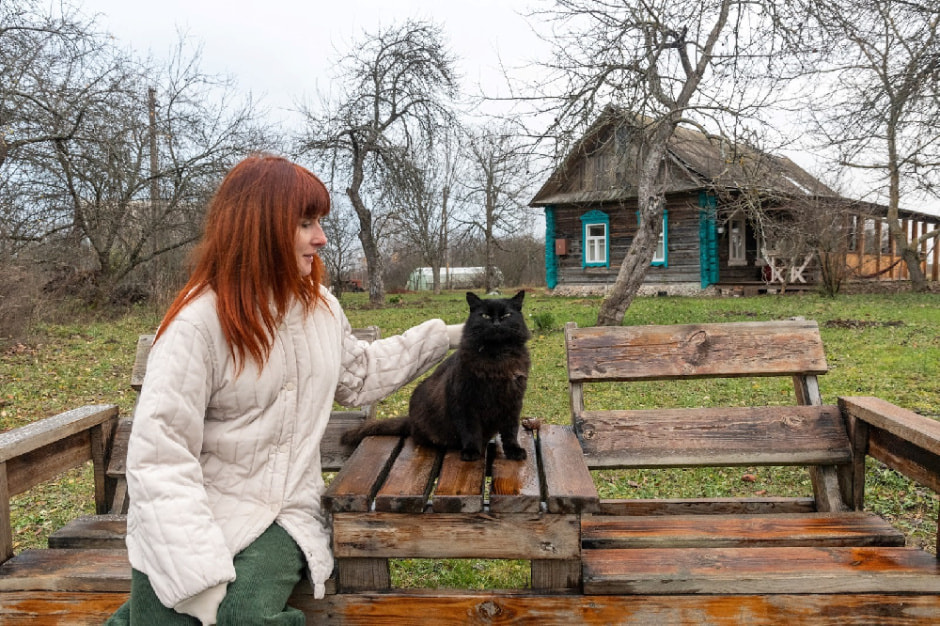 Девушка и хата.jpg