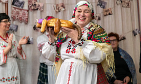 “Вось вам вушкі, каб муж не хадзіў да падружкі”. Побывали на веселом обряде, где можно встретить невесту или жениха