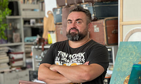 Должен был стать врачом, пишет в разных стилях и любит черный юмор – художник Андрей Петкевич 