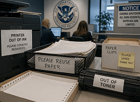 В Министерстве безопасности США закончились скрепки и бумага