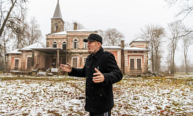 “Раньше здесь была такая жизнь! А теперь всё зарастает”. Как учитель стал хранителем заброшенной панской усадьбы 