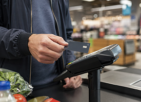 Минчанин оплатил картой покупки в магазине и “попал” на 311 рублей. За что?