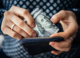 “Он не падает, он приседает перед прыжком” – Белорусы в соцсетях спорят, есть ли смысл покупать доллары