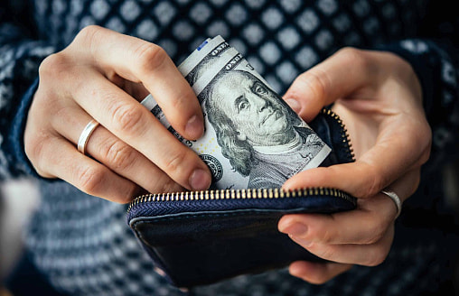 “Он не падает, он приседает перед прыжком” – Белорусы в соцсетях спорят, есть ли смысл покупать доллары