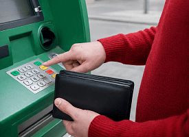 Минчанка сняла в банкомате 200 рублей – теперь ей грозит до 3 лет тюрьмы