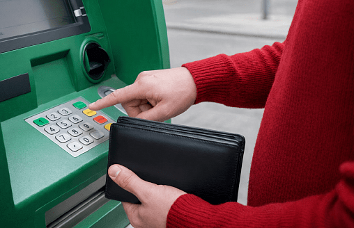 Минчанка сняла в банкомате 200 рублей – теперь ей грозит до 3 лет тюрьмы