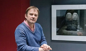 “Я доверяюсь мимолетному впечатлению”. Фотограф Андрей Щукин рассказал, как вещи с барахолки “оживают” в его студии 