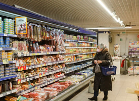 Просрочка, мухи и гниль: санслужба проверила магазины в Минске