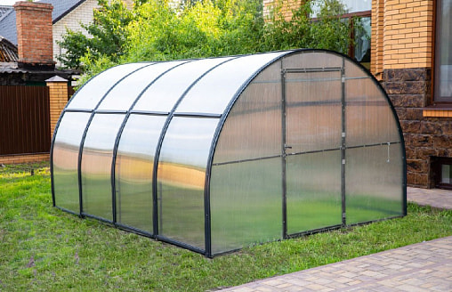 Теплица из поликарбоната: сколько она живет на самом деле и от чего это зависит