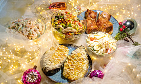 Ноль минут на готовку: накрыли два новогодних стола готовой едой из магазина. Что по деньгам?