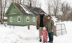 “Старый дом, сад, дырявый забор, 25 соток – ну мечта же!” Семья устала снимать жилье в Минске и купила хату в деревне