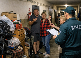 “Они никому не мешают”: можно ли хранить вещи в общем коридоре – в МЧС рассказали