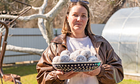 “Их вкус возвращает в детство”. Жительница Ивенца печет пончики, которых больше нигде не найти 