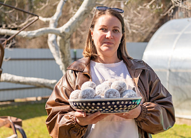 “Их вкус возвращает в детство”. Жительница Ивенца печет пончики, которых больше нигде не найти 