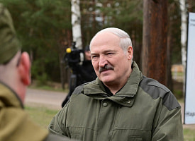Лукашенко назвал “полной брехней” слухи о размещении “Орешника” под Слуцком