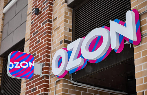 Беспилотники атаковали склад Ozon в Омске. Начался пожар, маркетплейс предупредил об отмене заказов