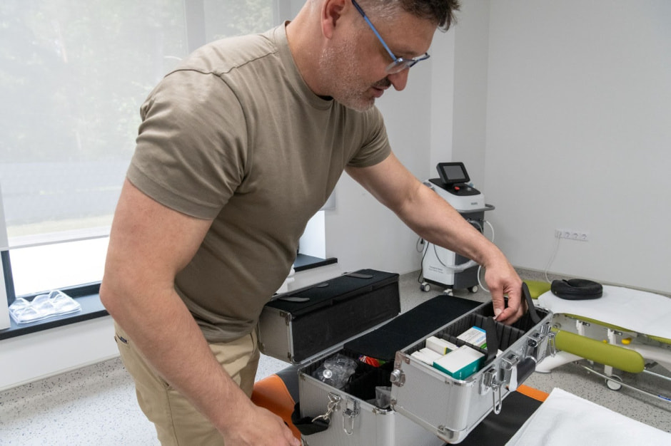 3-Врач спортивной и реабилитационной медицины Павел Дриневский и кейс спортивного врача.jpg