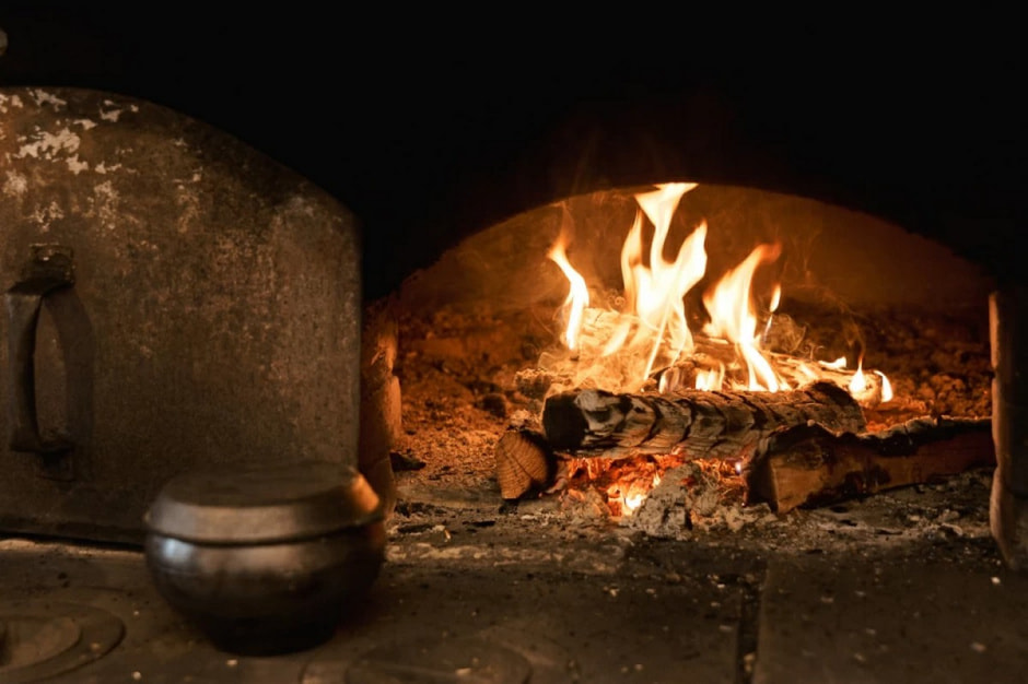 Чугунок рядом с печкой.jpg