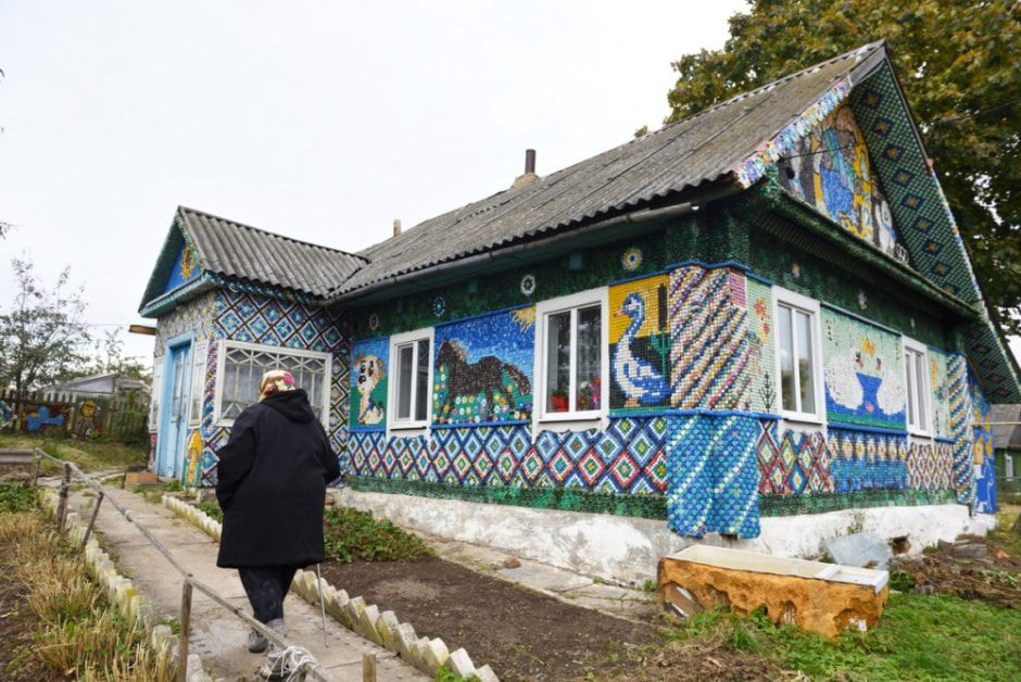 Дом обитый пластиковыми крышками 22.jpg