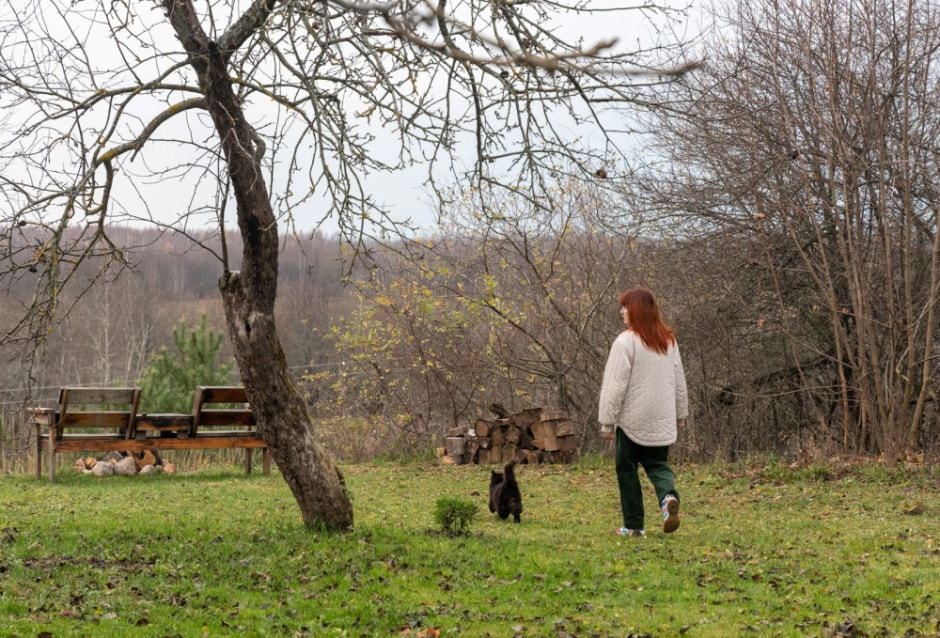 Девушка и деревенская хата в Ягодках 5.jpg