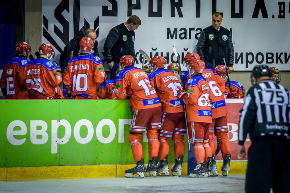 “Юность” и “Шахтер” разыграли первый в новом хоккейном сезоне трофей – Кубок Салея.jpg