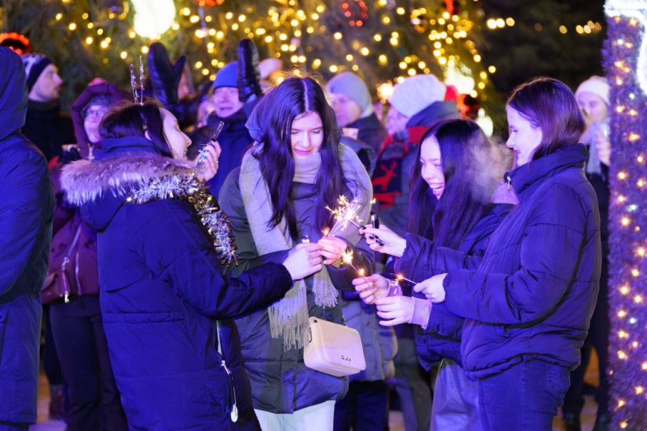 подростки в новогоднюю ночь