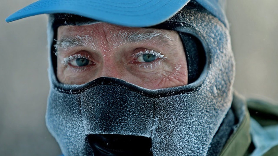 человек при сильных заморозках на улице
