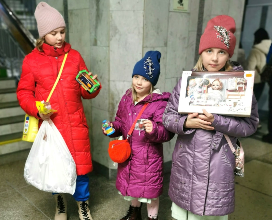 Дочери семьи Желиховских после шоппинга.jpg