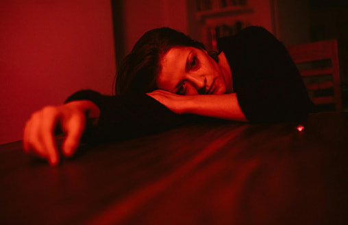 Ученые обнаружили связь депрессии с иммунитетом. Как может помочь препарат от экземы?