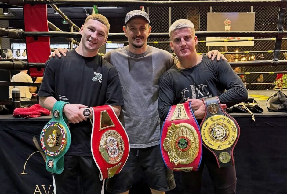 2-Дмитрий Асанов (слева) с двумя поясами.jpg